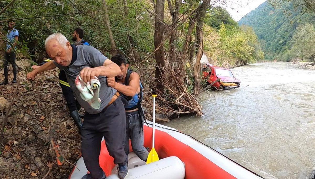 Melen &Ccedil;ayı'na devrilen otomobilin s&uuml;r&uuml;c&uuml;s&uuml;n&uuml; raftingciler kurtardı