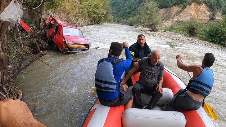Melen Çayı'na devrilen otomobilin sürücüsünü raftingciler kurtardı G2