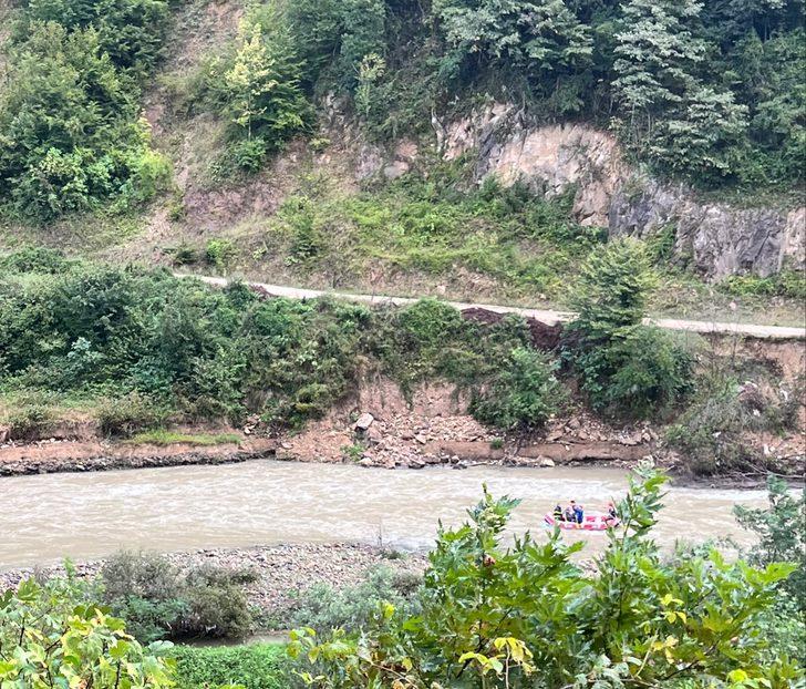 Melen Çayı'na devrilen otomobilin sürücüsünü raftingciler kurtardı G4