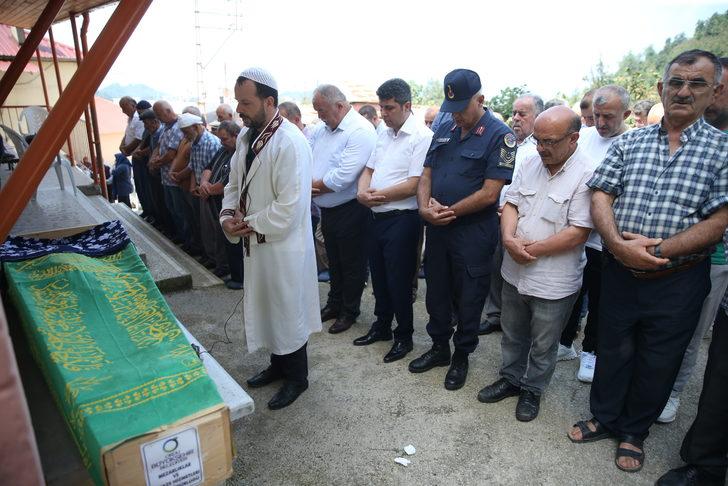 Ordulu üçüz ninelerden Emriye Sarı, son yolculuğuna uğurlandı G3