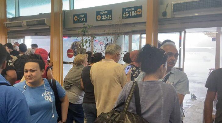 Yolcuların korku dolu anları: Uyarıların ardından çok kuvvetli geldi! Otobüs terminaline yıldırım düştü, çatı çöktü, Bursa'da karayla deniz birleşti G2