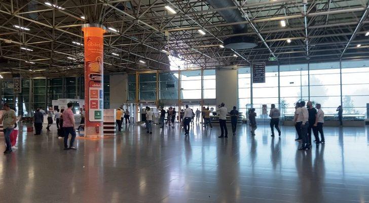 Yolcuların korku dolu anları: Uyarıların ardından çok kuvvetli geldi! Otobüs terminaline yıldırım düştü, çatı çöktü, Bursa'da karayla deniz birleşti G5