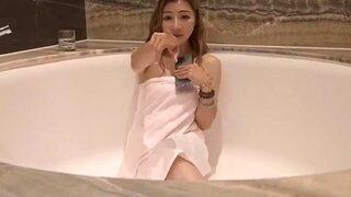 Emlakçı banyo evin küvetinin büyüklüğünü göstermek için içine girdi! Tepkiler gecikmedi