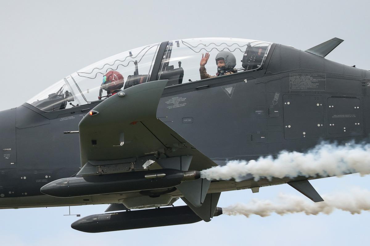 Sel&ccedil;uk Bayraktar'ın ikinci pilot koltuğunda olduğu H&uuml;rkuş, Akıncı ile kol u&ccedil;uşu yaptı