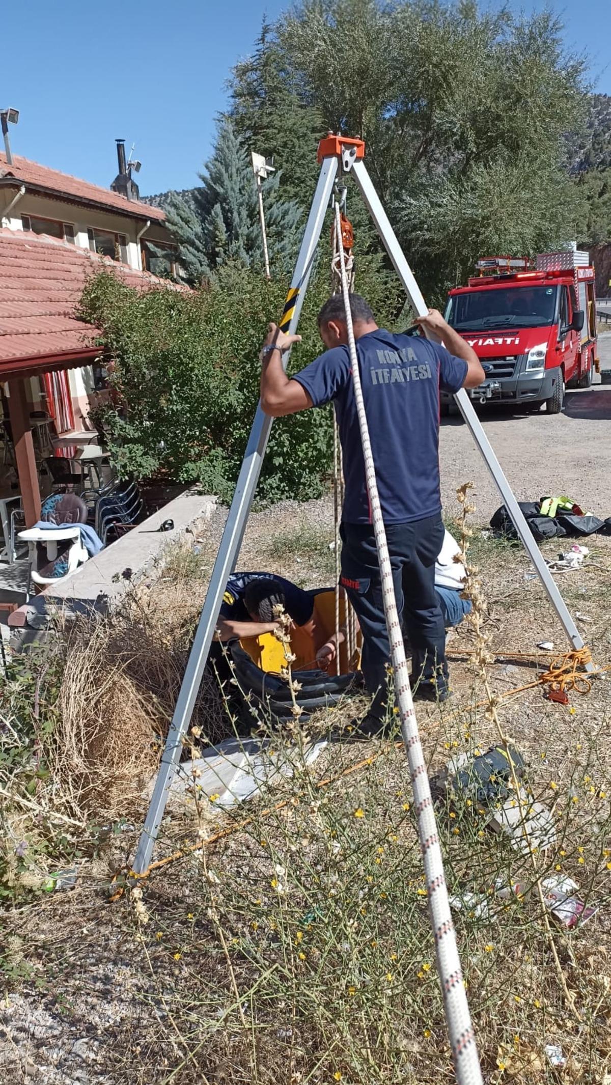 Konya'da kuyuya d&uuml;şen kedi boya kutusu yardımıyla kurtarıldı