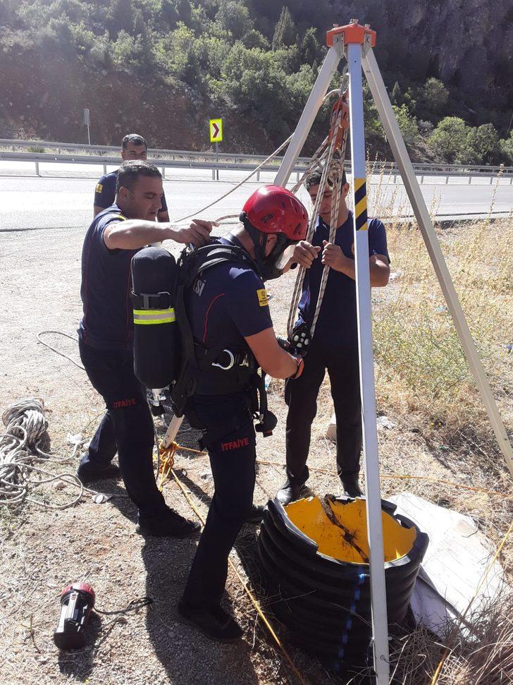 Konya'da kuyuya düşen kedi boya kutusu yardımıyla kurtarıldı G2
