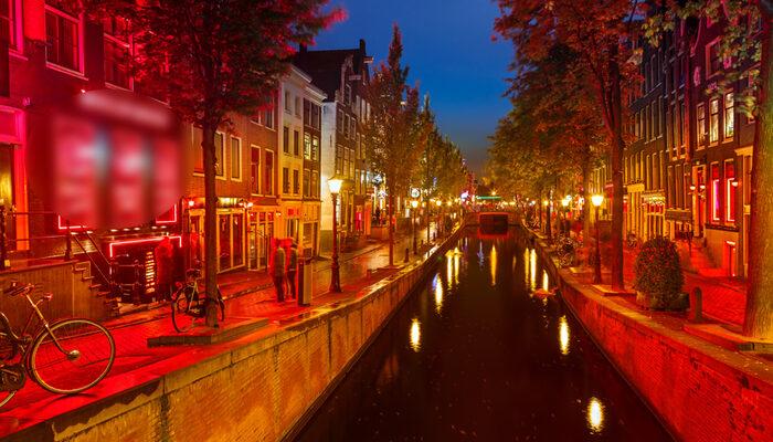 Amsterdam’ın en ünlü sokağı Red Light kapanma tehlikesiyle karşı karşıya! “Artık evden çalışıyorlar”