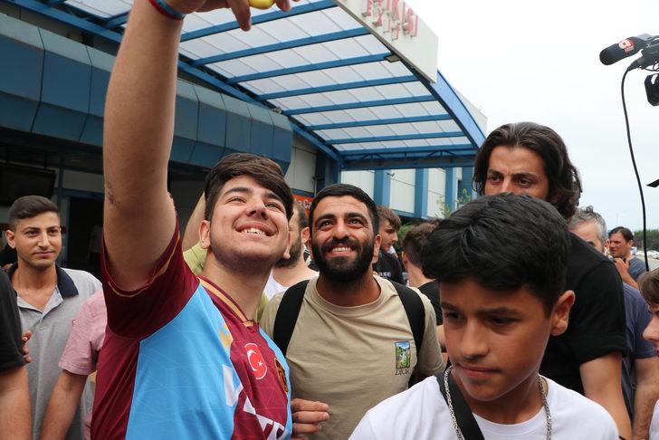 Trabzonspor'un transfer görüşmesi yaptığı Umut Bozok, Trabzon'a geldi G3