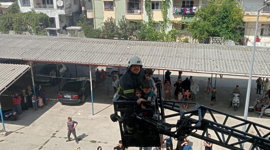 Hatay'da yangın &ccedil;ıkan evde mahsur kalan 3 &ccedil;ocuğu itfaiye kurtardı