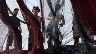 İzmir'de halat çözen balıkçılar av için mavi sulara açıldı