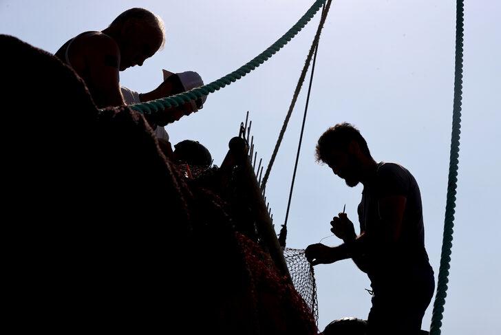 İzmir'de halat çözen balıkçılar av için mavi sulara açıldı G2