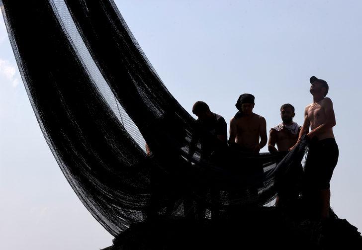 İzmir'de halat çözen balıkçılar av için mavi sulara açıldı G3