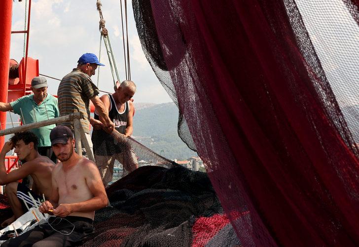 İzmir'de halat çözen balıkçılar av için mavi sulara açıldı G5