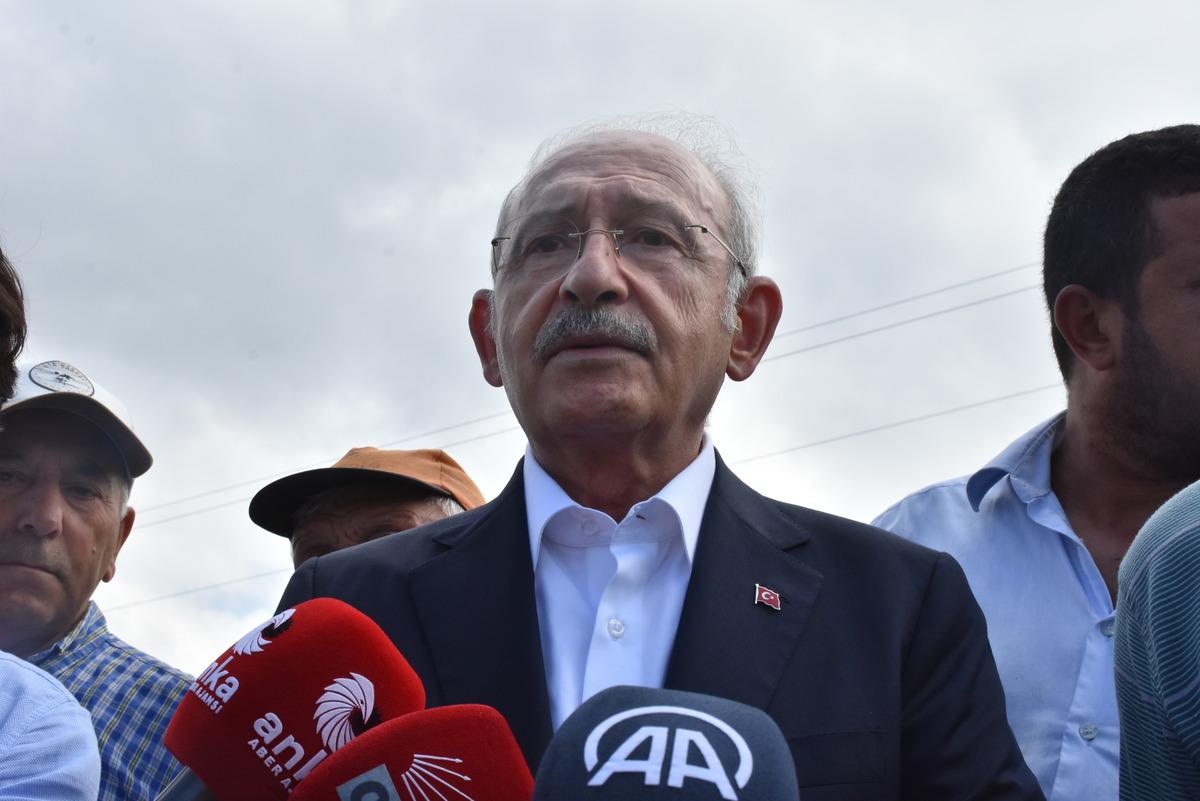CHP Genel Başkanı Kılı&ccedil;daroğlu &ccedil;eltik tarlasında &ccedil;ift&ccedil;ilerle buluştu