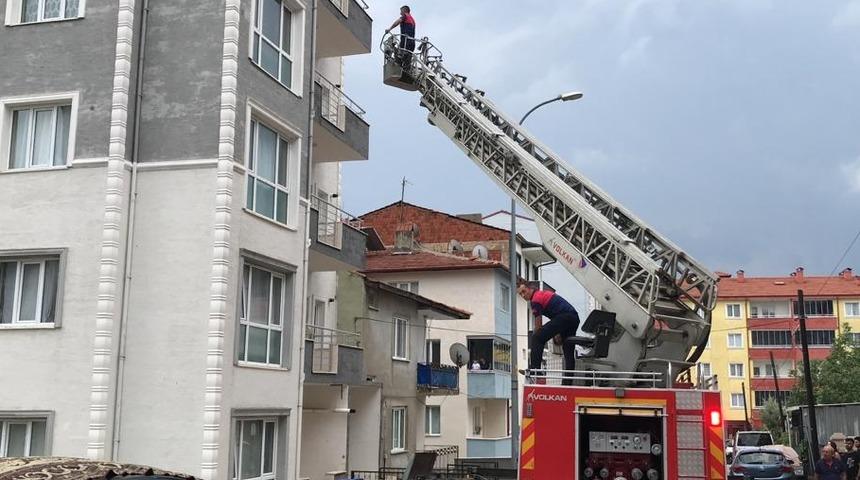 Bilecik'te evde kilitli kalan 5 aylık bebeği itfaiye ekipleri kurtardı