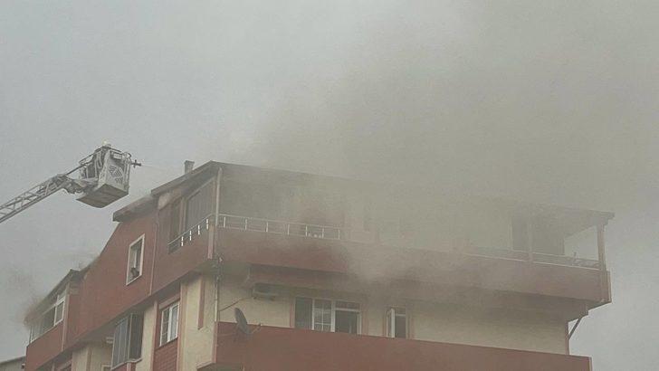 Kocaeli'de yıldırım isabet eden apartmanda çıkan yangın söndürüldü G2