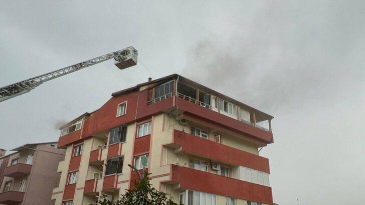 Kocaeli'de yıldırım isabet eden apartmanda çıkan yangın söndürüldü G3