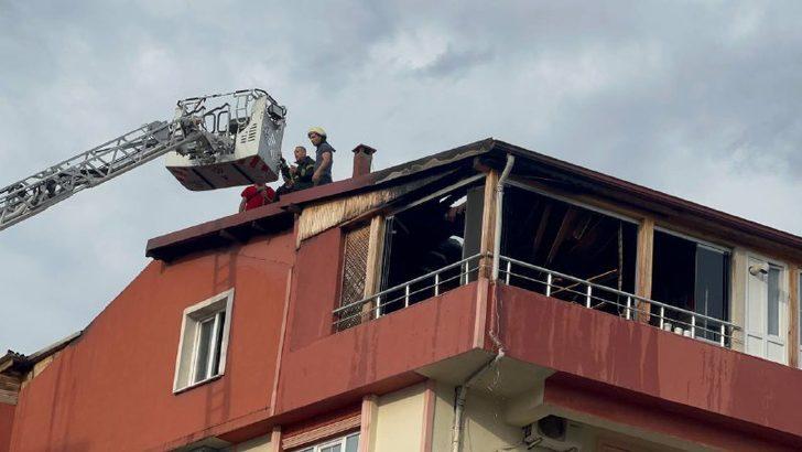 Kocaeli'de yıldırım isabet eden apartmanda çıkan yangın söndürüldü G4