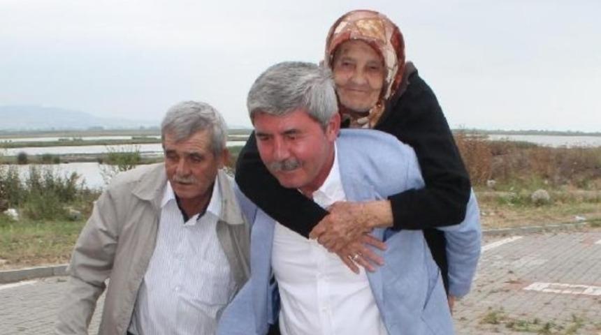 CHP Milletvekili Havutça, annesini sırtında sandığa götürdü