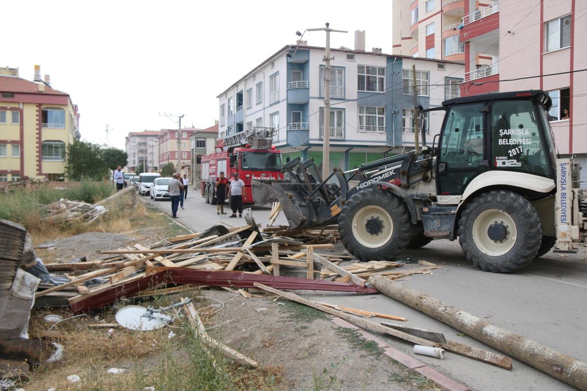 Sivas'ta şiddetli r&uuml;zgar &ccedil;atı u&ccedil;urdu