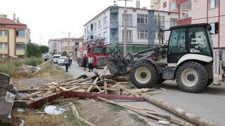 Sivas'ta şiddetli rüzgar çatı uçurdu