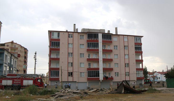 Sivas'ta şiddetli rüzgar çatı uçurdu G3