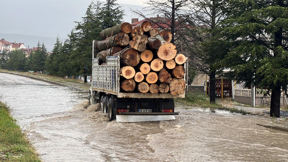 K&uuml;tahya'da dolu ve sağanak hayatı olumsuz etkiledi