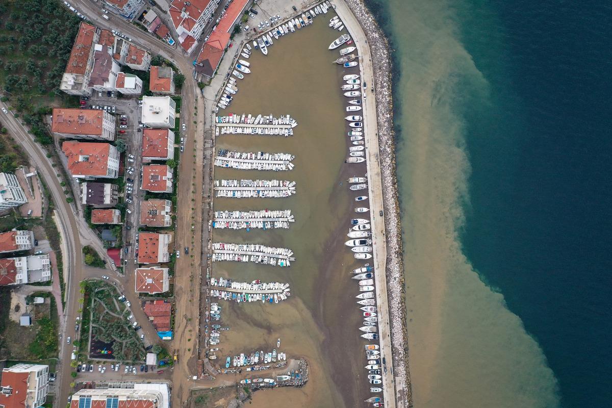 Bursa'da şiddetli yağışın ardından denizin rengi değişti