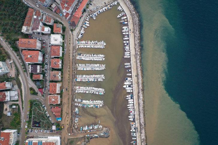 Bursa'da şiddetli yağışın ardından denizin rengi değişti G1