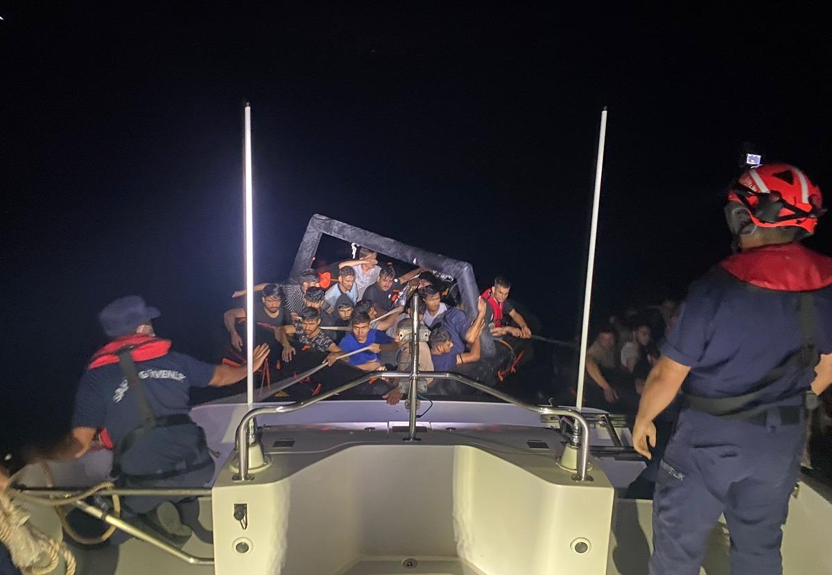 İzmir'de geri itilen 115 d&uuml;zensiz g&ouml;&ccedil;men kurtarıldı, 35 g&ouml;&ccedil;men yakalandı
