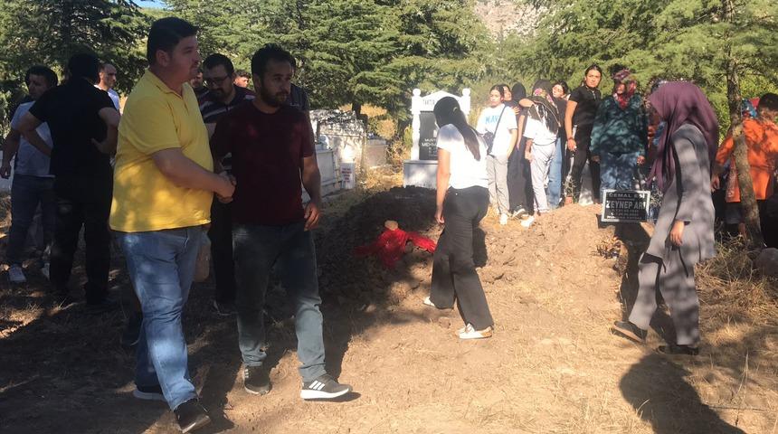 Antalya'da kazada ölen hukuk öğrencisi memleketi Burdur'da defnedildi