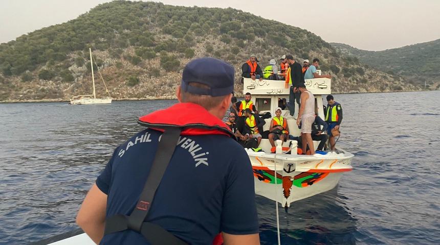 Fethiye açıklarında geri itilen 65 düzensiz göçmen kurtarıldı