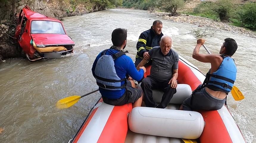 Arabasıyla çay yatağına yuvarlandı! O sırada rafting yapan sporcular kurtardı