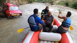 Arabasıyla çay yatağına yuvarlandı! O sırada rafting yapan sporcular kurtardı