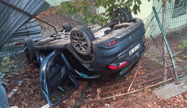 Sancaktepe'de okul bahçesine devrilen otomobildeki iki kişi yaralandı