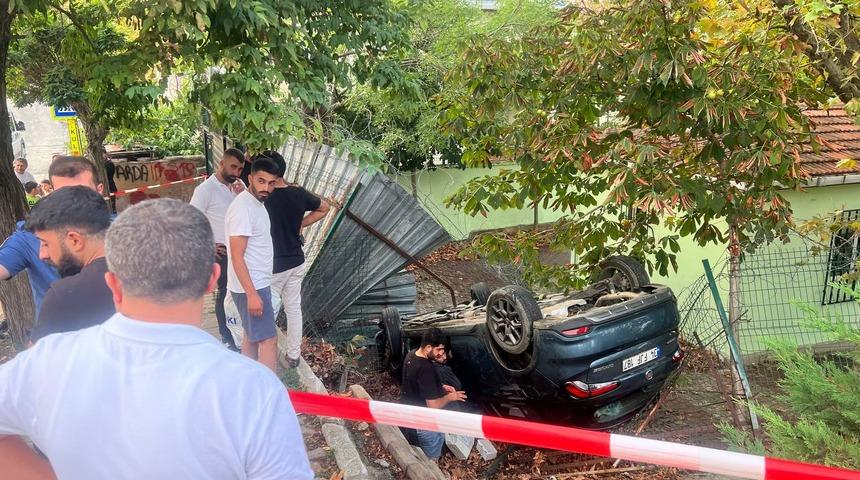 Sancaktepe'de okul bahçesine devrilen otomobildeki iki kişi yaralandı
