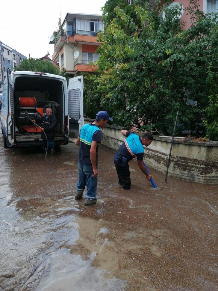 Manisa'da sağanak hayatı olumsuz etkiledi G1