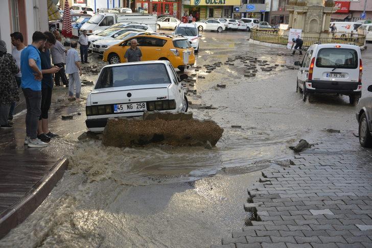 Manisa'da sağanak hayatı olumsuz etkiledi G4