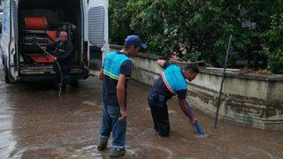 Manisa'da sağanak hayatı olumsuz etkiledi