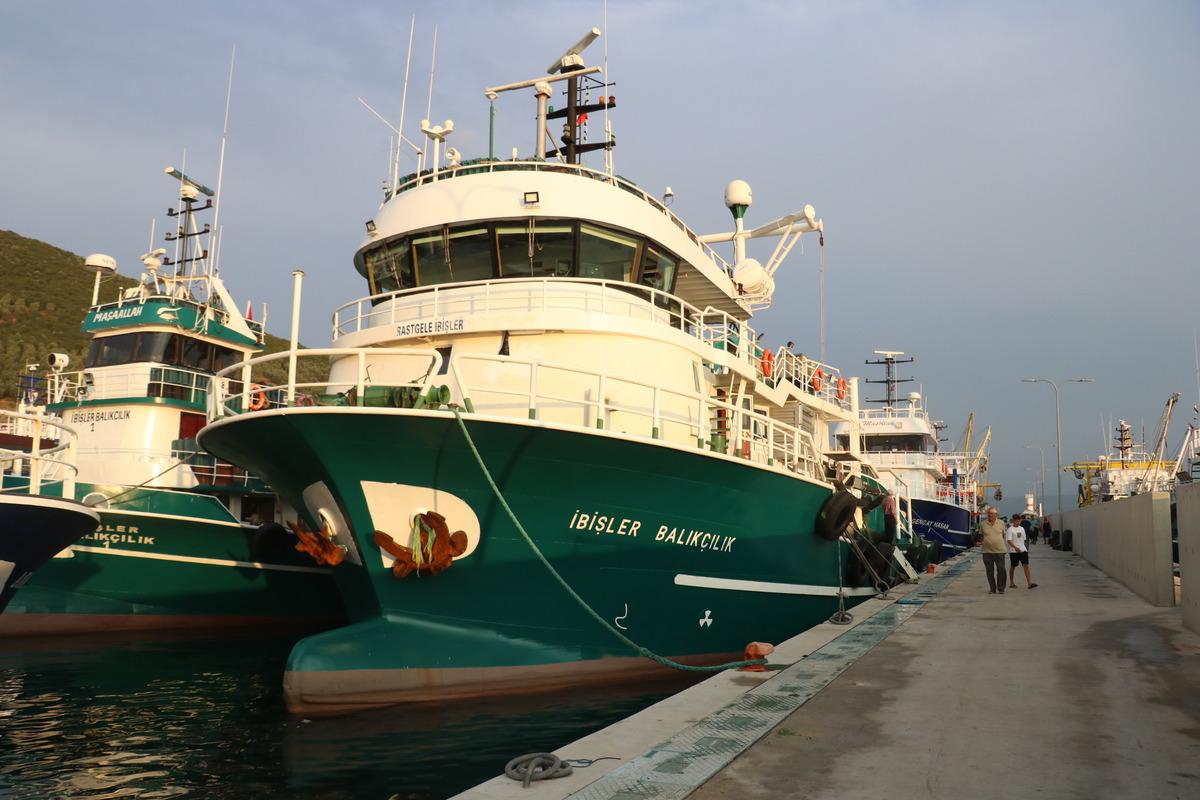 Yalova'da yeni av sezonuna girmeye hazırlanan balık&ccedil;ılar t&ouml;renle uğurlandı