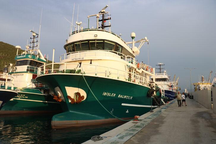 Yalova'da yeni av sezonuna girmeye hazırlanan balıkçılar törenle uğurlandı G1