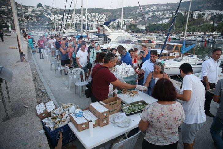 Bodrum'da av sezonuna girmeye hazırlanan balıkçılar törenle uğurlandı G1