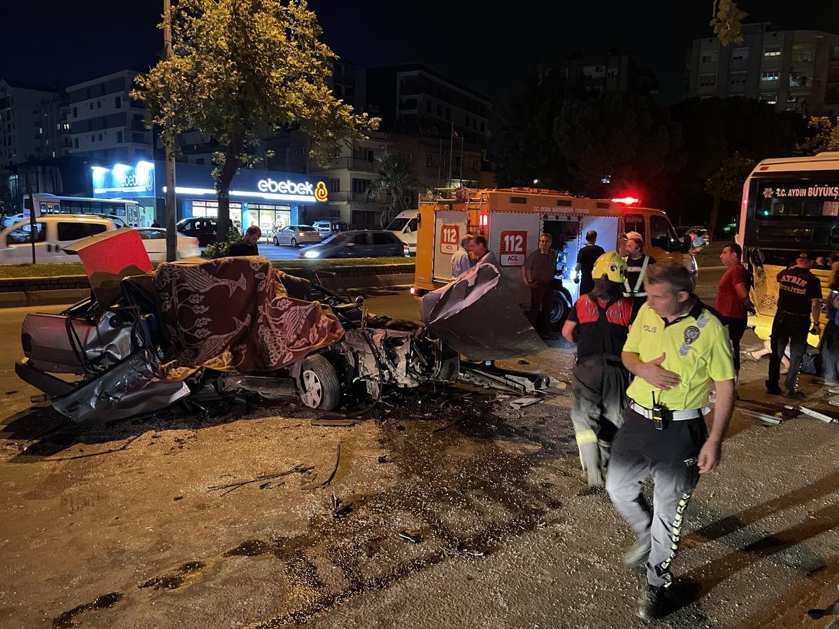 Aydın'da otomobil halk otob&uuml;s&uuml;ne &ccedil;arptı, 1 kişi &ouml;ld&uuml;, 3 kişi yaralandı