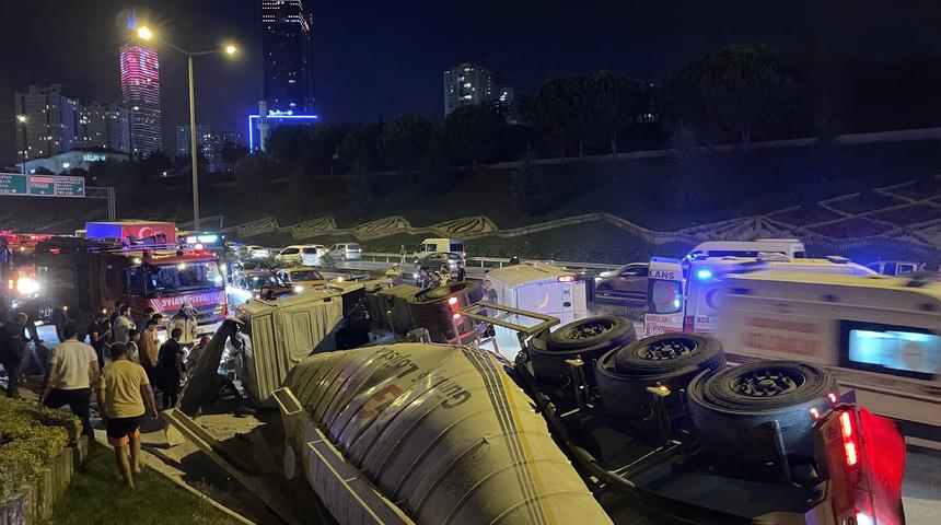 Ataşehir'de minibüse çarparak devrilen beton mikserinin sürücüsü ağır yaralandı