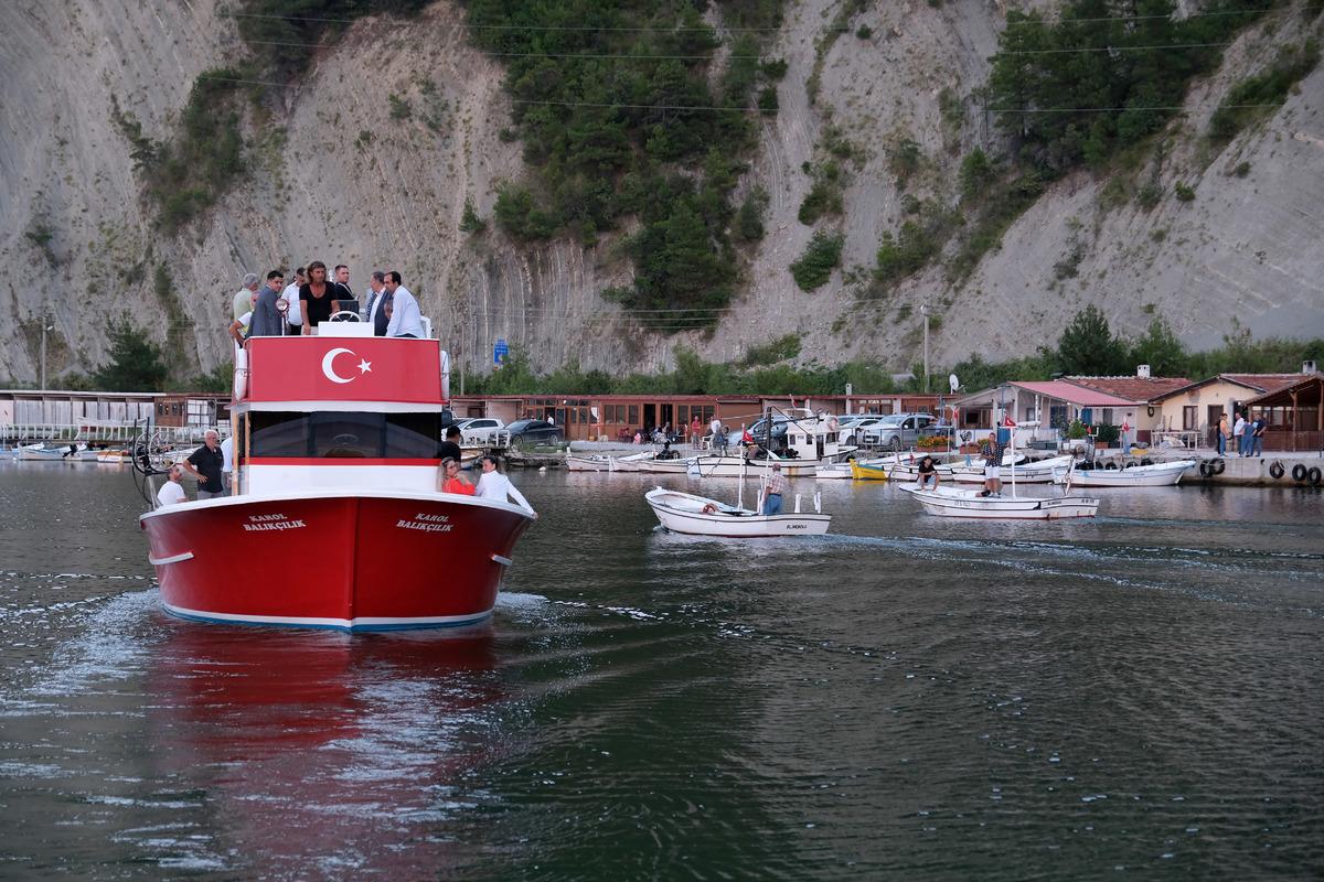 Bozkurt'ta balık&ccedil;ılar gece yarısından itibaren "vira bismillah" deyip denize a&ccedil;ılacak
