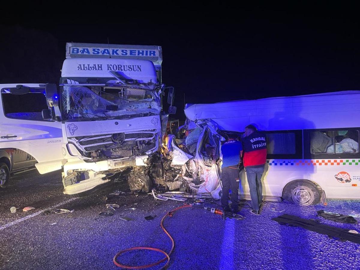 Sivas'ta kamyon ile minib&uuml;s&uuml;n &ccedil;arpışması sonucu 7 kişi &ouml;ld&uuml;, 10 kişi yaralandı