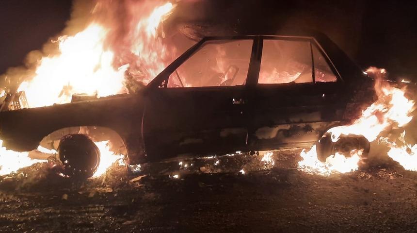 Burdur'da alev alan otomobil itfaiye ekiplerince söndürüldü