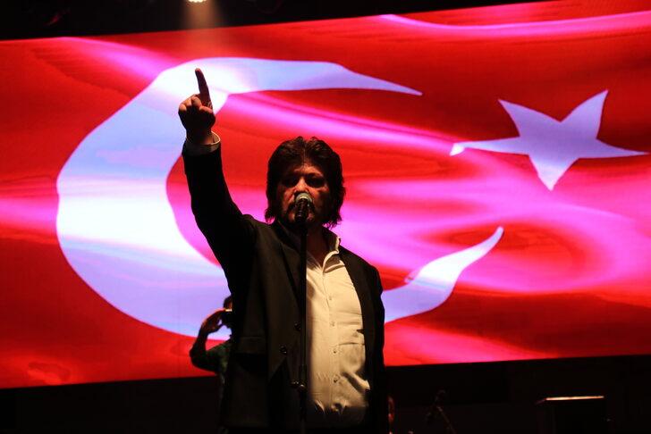 Uşak'ın düşman işgalinden kurtuluşunun 100. yılında Ahmet Şafak konser verdi G2