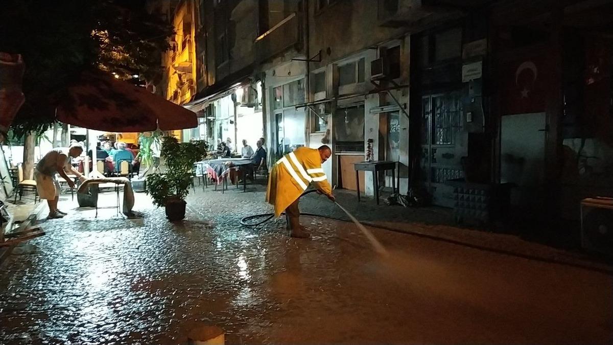 Selden etkilenen Mudanya&rsquo;da temizlik &ccedil;alışmaları devam ediyor