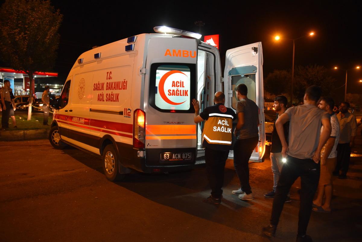 Şanlıurfa'da 2 otomobilin &ccedil;arpıştığı kazada 1 kişi &ouml;ld&uuml;, 4 kişi yaralandı